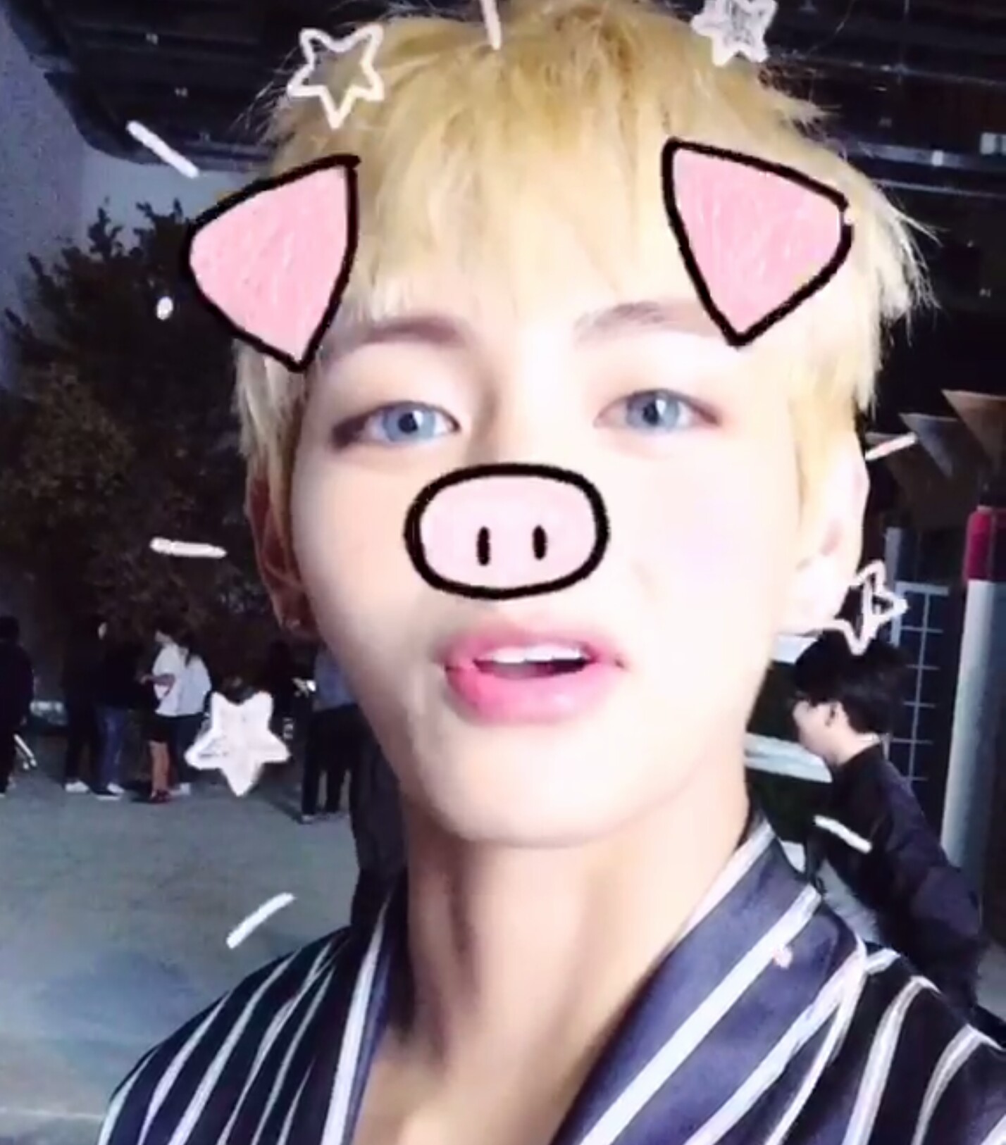 V taehyung snow.app bts bangtanboys So cute😄